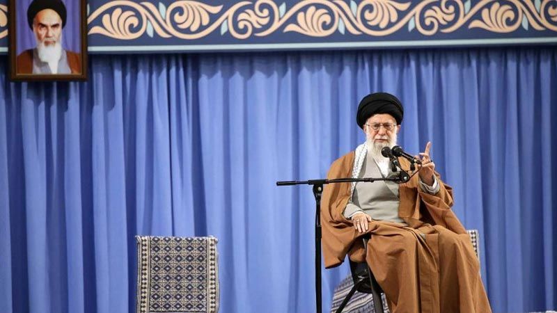 الإمام الخامنئي: محاولات واشنطن حظر بيع النفط الإيراني ستفشل